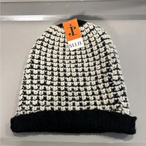 NWT 100% Wool Outer Shell Knitted Cuffed Hat Fleece Lining Womens OS White/Black